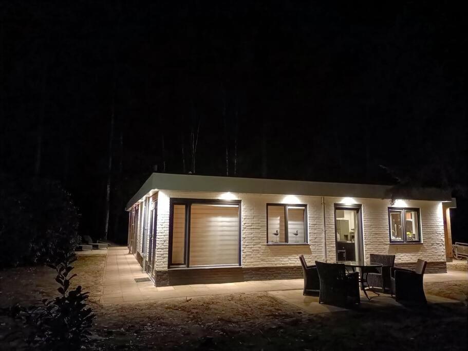 Kindvriendelijke Bungalow In Het Bos Bij Zwemmeer. Vilsteren Exterior photo