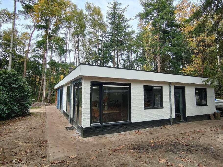 Kindvriendelijke Bungalow In Het Bos Bij Zwemmeer. Vilsteren Exterior photo